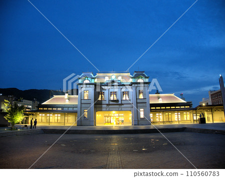 福岡縣北九州市門司區西海岸JR門司港站點燈 110560783