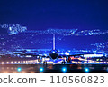 飛機夜間在伊丹機場起飛 110560823