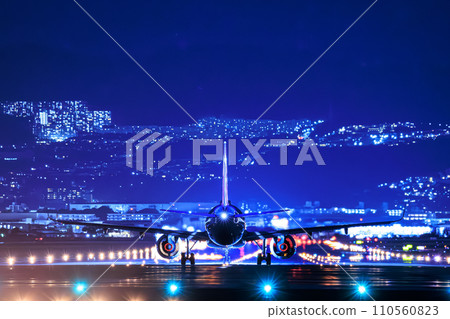 飛機夜間在伊丹機場起飛 110560823