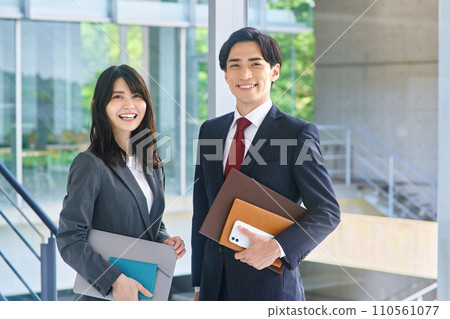 工作在辦公室和女商人的商人 工作在辦公室和女商人的商人 110561077