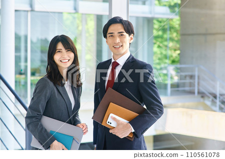 工作在辦公室和女商人的商人 110561078