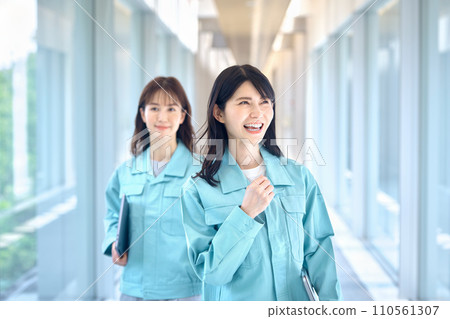 走在辦公室走廊上的女工程師 走在辦公室走廊上的女工程師 110561307