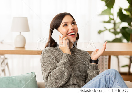 Emotional young woman talking on phone and gesturing 110561872