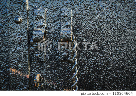 Detail of lock with chain 110564604