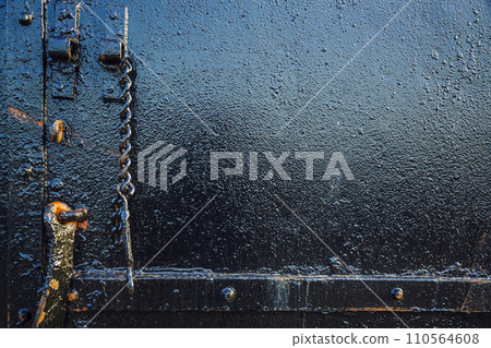 Detail of lock with chain 110564608