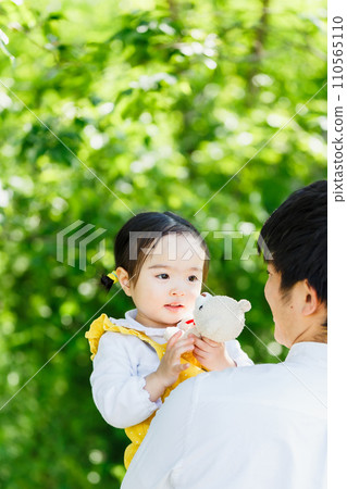 幸福的家庭父母和孩子在公園玩耍 幸福的家庭父母和孩子在公園玩耍 110565110