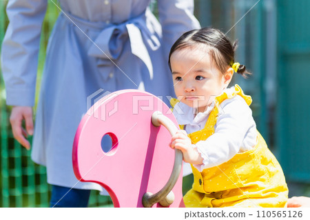 有孩子,媽媽和可愛的女孩的家庭在公園玩 有孩子,媽媽和可愛的女孩的家庭在公園玩 110565126