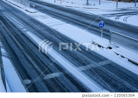 國道13號被雪覆蓋 國道13號被雪覆蓋 110565304