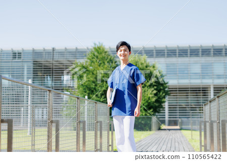 醫學形象年輕男護士 醫學形象年輕男護士 110565422