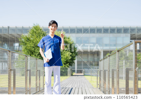 醫學形象年輕男護士 110565423