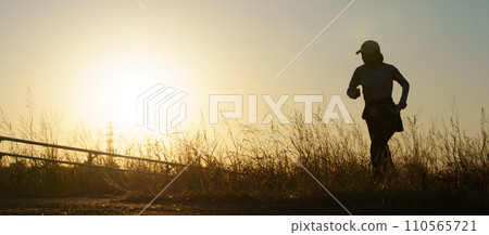 日落和慢跑者的剪影 110565721