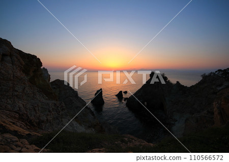 從黃金崎看到的夕陽染紅的天空和大海（日本靜岡縣加茂郡西伊豆町） 110566572
