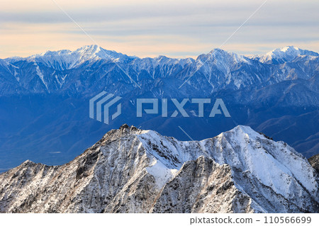 八嶽山脈的雪山權現山和南阿爾卑斯山的山脊線 110566699