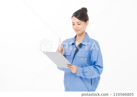 穿著工作服拿著文件的女人 110566805
