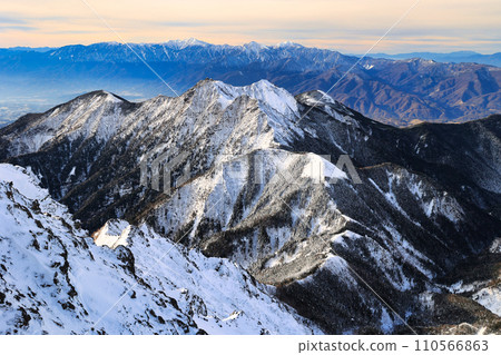 八嶽山脈的雪山權現山和南阿爾卑斯山的山脊線 110566863