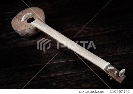 Turkish tambur. Long-necked folk string instrument of the lute family. 110567141