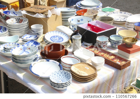 Selling plates at a street stall 110567266