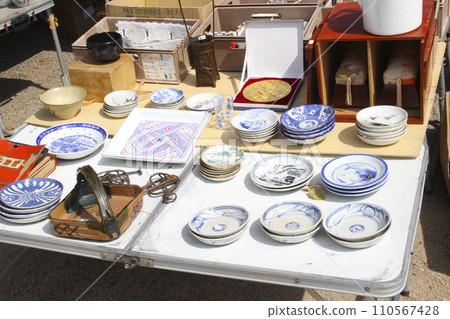 Selling plates at a street stall 110567428