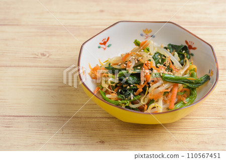Healthy vegetable salad 110567451