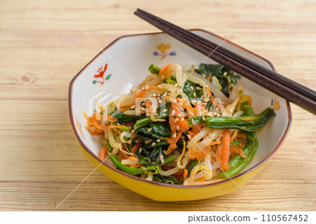 Healthy vegetable salad 110567452