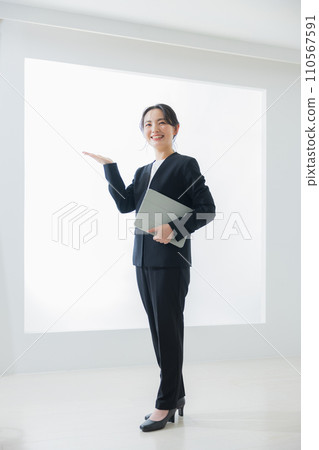有膝上型計算機的微笑的女商人 有膝上型計算機的微笑的女商人 110567591