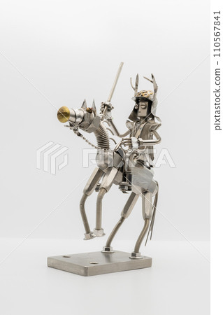 Figure/metal figure of a military commander in armor riding a horse 110567841