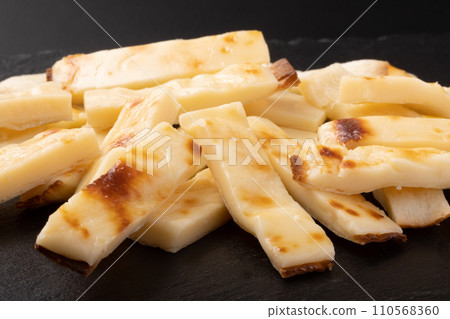 Grilled cheese (Hokkaido cheddar cheese) 110568360