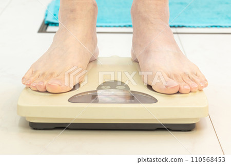 雙腳踩在體重計上 雙腳踩在體重計上 110568453
