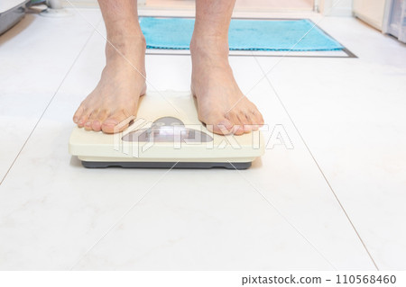 洗澡後測量體重 洗澡後測量體重 110568460