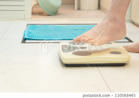 在浴室更衣室測量體重 在浴室更衣室測量體重 110568465