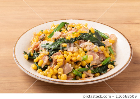 玉米奶油配菠菜和培根 110568509