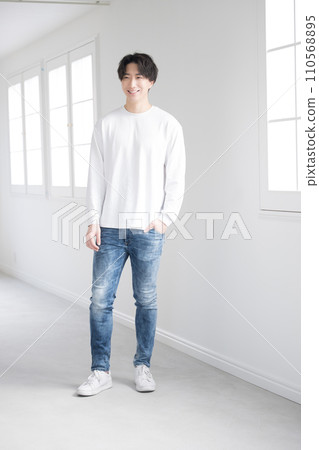 帥氣清爽笑容滿面的男人全身 110568895