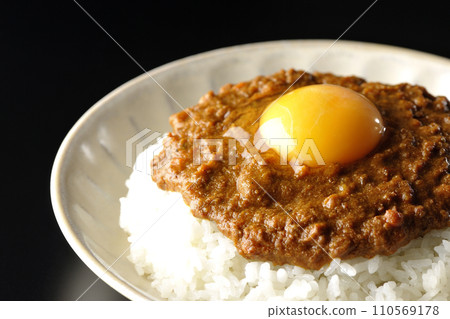 黑色背景下拍攝的蛋黃基瑪咖哩 110569178