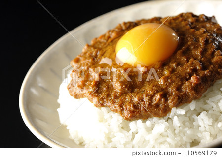 黑色背景下拍攝的蛋黃基瑪咖哩 110569179
