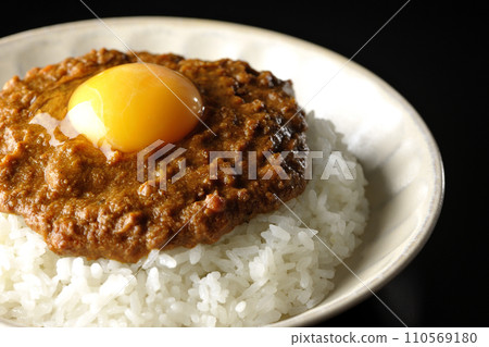 黑色背景下拍攝的蛋黃基瑪咖哩 110569180