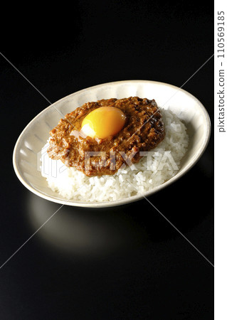 黑色背景下拍攝的蛋黃基瑪咖哩 110569185
