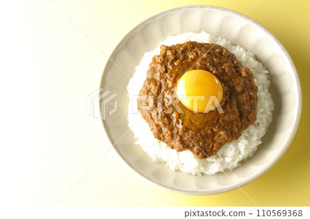 An overhead shot of keema curry topped with egg yolk 110569368