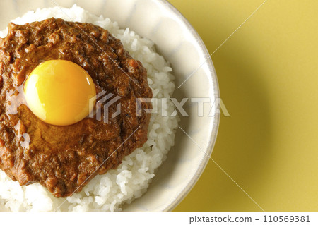 An overhead shot of keema curry topped with egg yolk 110569381