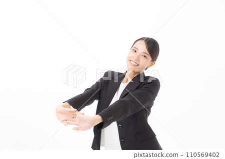 穿著西裝的女人伸展身體 穿著西裝的女人伸展身體 110569402