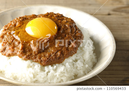 Keema curry with egg yolk 110569433