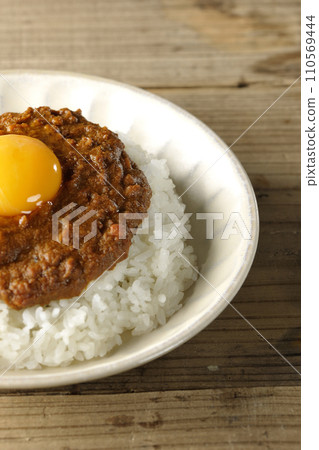 Keema curry with egg yolk 110569444