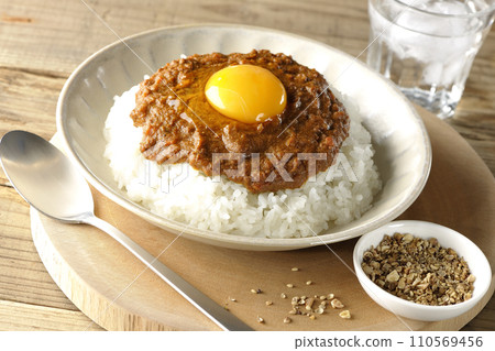 Keema curry with egg yolk 110569456