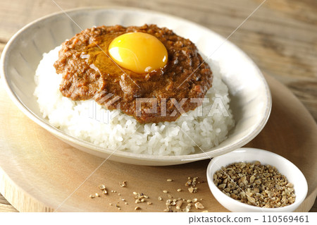 Keema curry with egg yolk 110569461