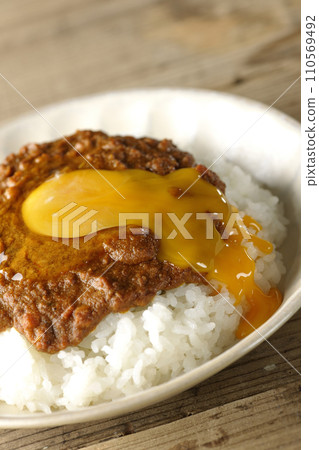 Keema curry with egg yolk 110569492