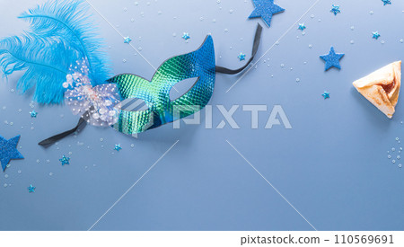 Happy Purim carnival decoration concept made from mask and sparkle star and hamantaschen cookies on pastel background. (Happy Purim in Hebrew, jewish holiday celebrate) 110569691