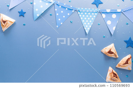 Happy Purim carnival decoration concept made from sparkle star and hamantaschen cookies on pastel background. (Happy Purim in Hebrew, jewish holiday celebrate) Happy Purim carnival decoration concept made from sparkle star and hamantaschen cookies on pastel background. (Happy Purim in Hebrew, jewish holiday celebrate) 110569693