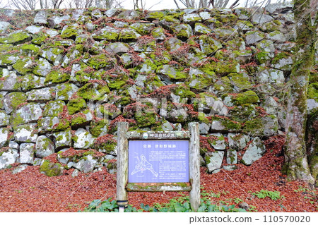 Tsuwano Castle ruins Stone wall near the Nishiyagura Monzeki site and signboard for the Chinese nature trail 110570020