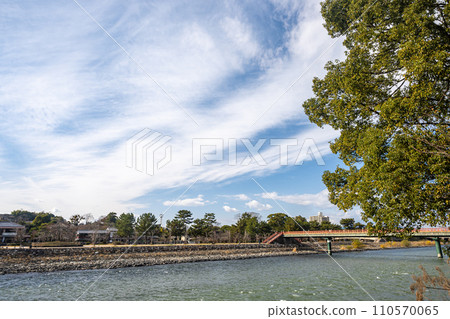 從宇治川右岸看到的宇治公園風景 從宇治川右岸看到的宇治公園風景 110570065