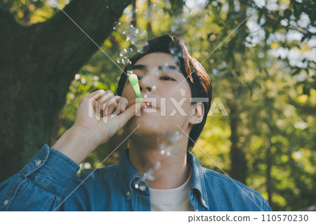 男人吹肥皂泡泡 110570230