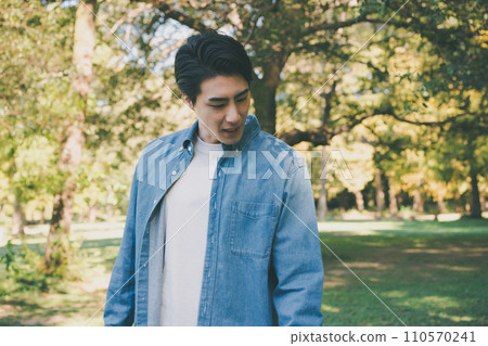 Dad talking to his child while walking in the park Dad talking to his child while walking in the park 110570241